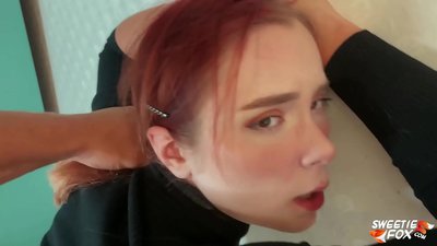 Čovjek izjeban u usta i maca poslušna crvenokosa škrta i sperma na sise
